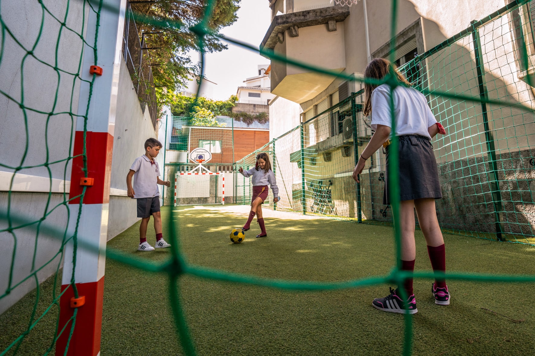 alunos do colégio astoria a jogar à bola