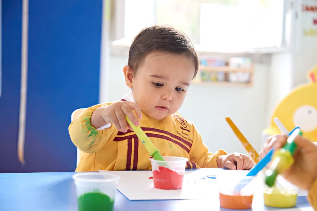 bebé a pintar no Astoria International School