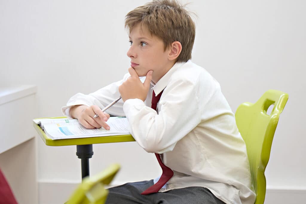 estudante em aula no colégio astoria